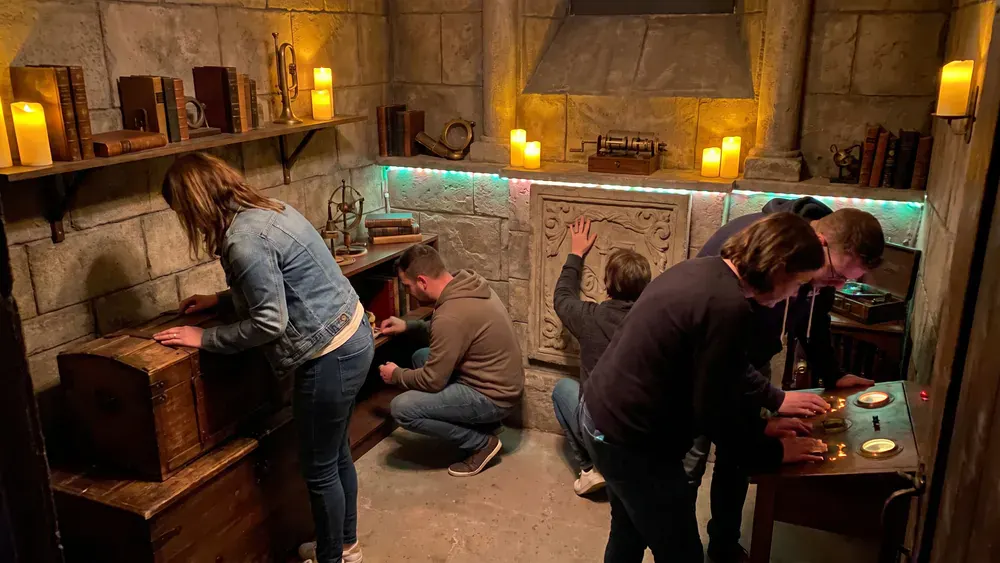 Escape Room in Braunschweig – Kollegen lösen gemeinsam Rätsel in einem thematisch gestalteten Raum