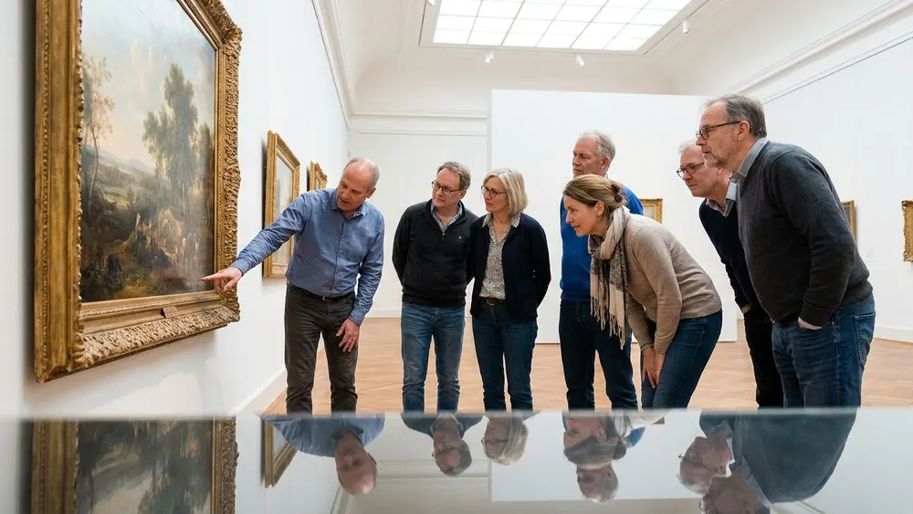 Herzog Anton Ulrich-Museum in Braunschweig – Gruppe betrachtet ein Gemälde in heller Galerie