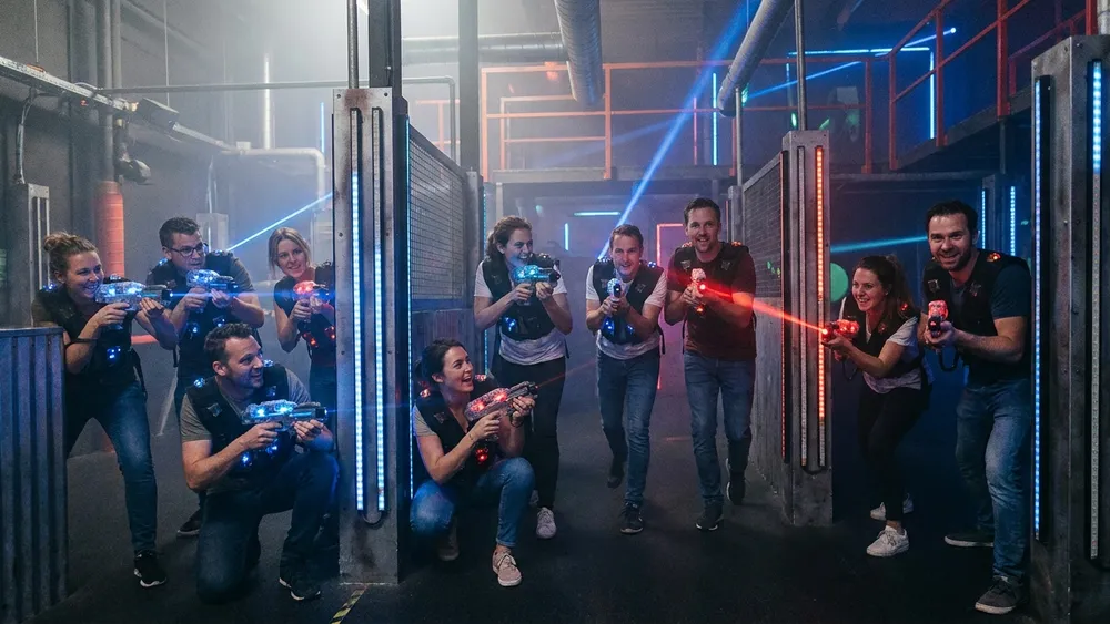 Lasertag in Braunschweig – Gruppe mit Sensorwesten spielt in einer dunklen Neon-Arena