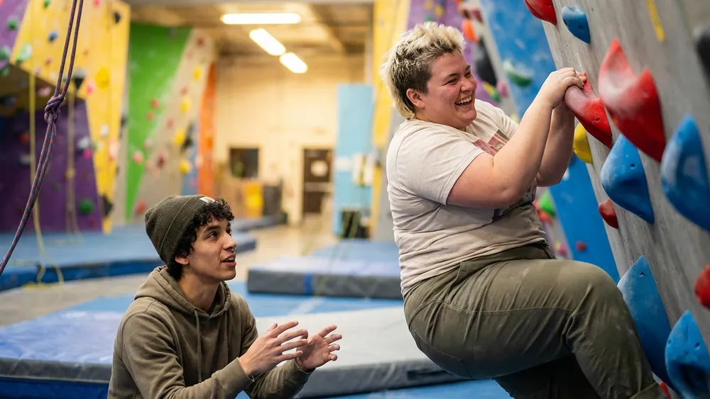 Greifhaus Bouldern in Braunschweig – Team klettert gemeinsam an bunten Boulderwänden in einer hellen Halle