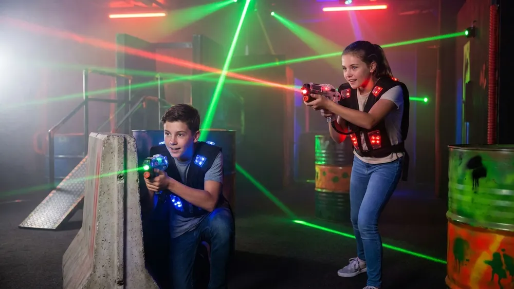 Lasertag in Braunschweig – Team in tactical vests spielt in einer dunklen Arena mit Neonlicht