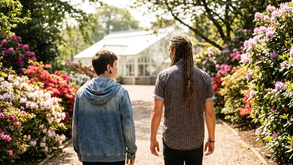 Botanischer Garten der TU Braunschweig – zwei Personen spazieren zwischen Blumenbeeten