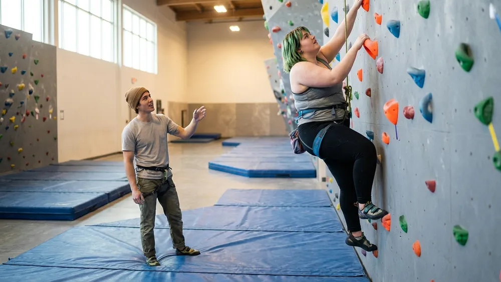 Kletterhalle Bergwerk in Dortmund – Zwei Personen bouldern gemeinsam an einer bunten Kletterwand