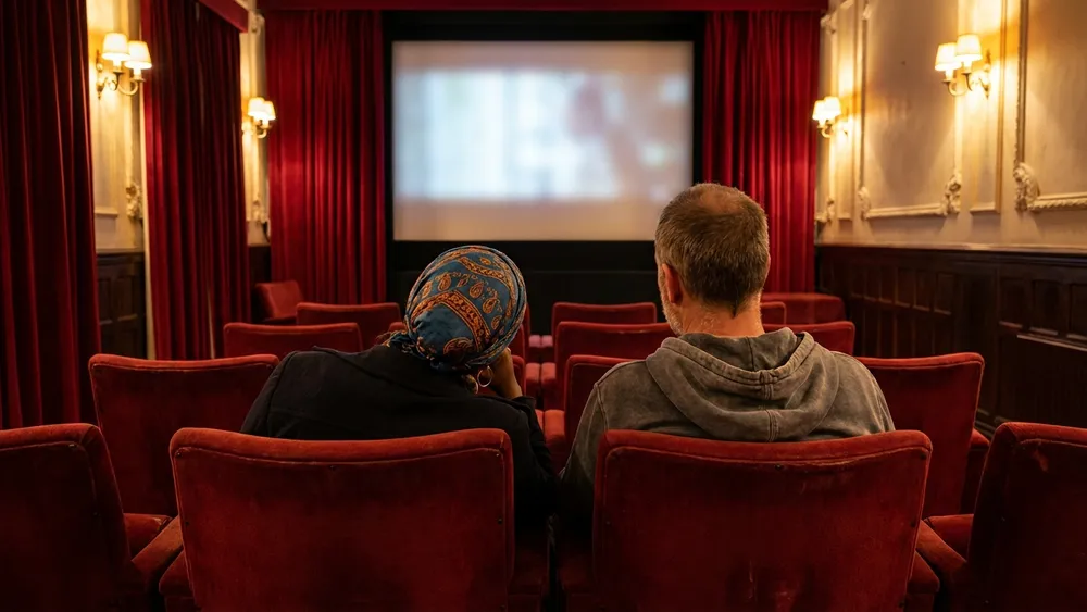 Schauburg Kino in Dortmund – Zwei Personen sitzen in einem stilvollen Vintage-Programmkino