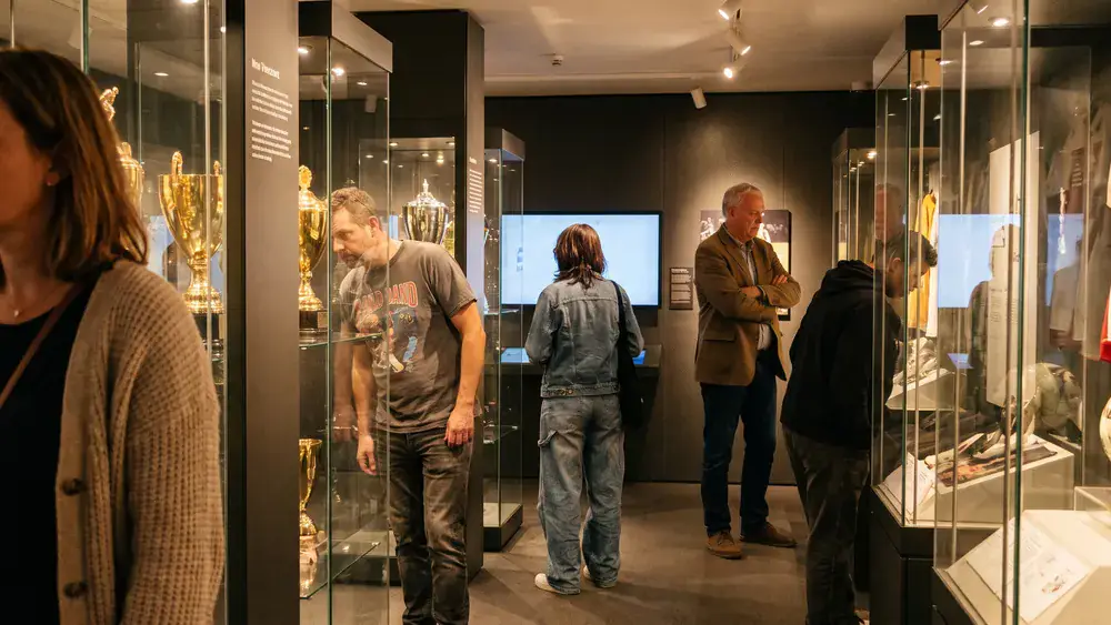 Deutsches Fußballmuseum in Dortmund – Kollegen schauen sich die interaktive Ausstellung an
