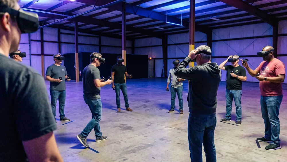 Zero Latency VR in Dortmund – Kollegen mit VR-Brillen und Westen laufen frei durch eine virtuelle Welt