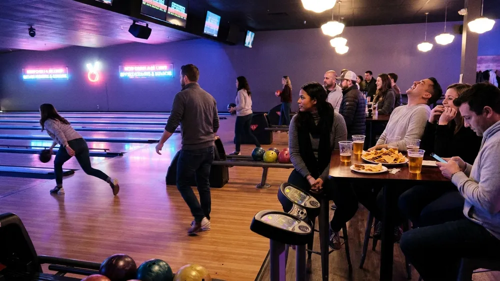 Bowling im Bowltreff Dortmund – Gruppe spielt auf mehreren Bahnen mit Drinks und Snacks