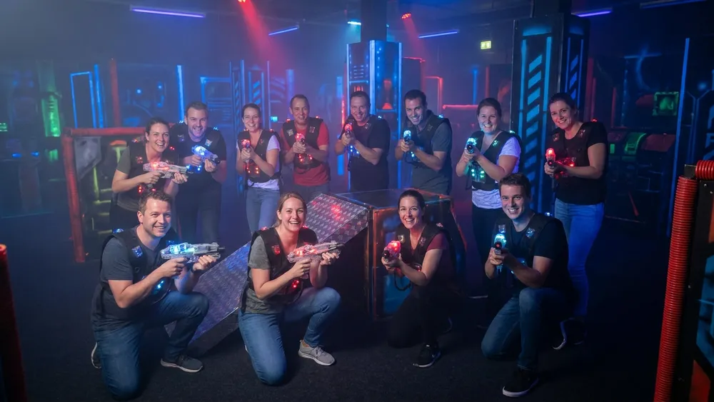 Lasertag bei Dortmund – Gruppe mit Sensorwesten spielt in einer dunklen Neon-Arena