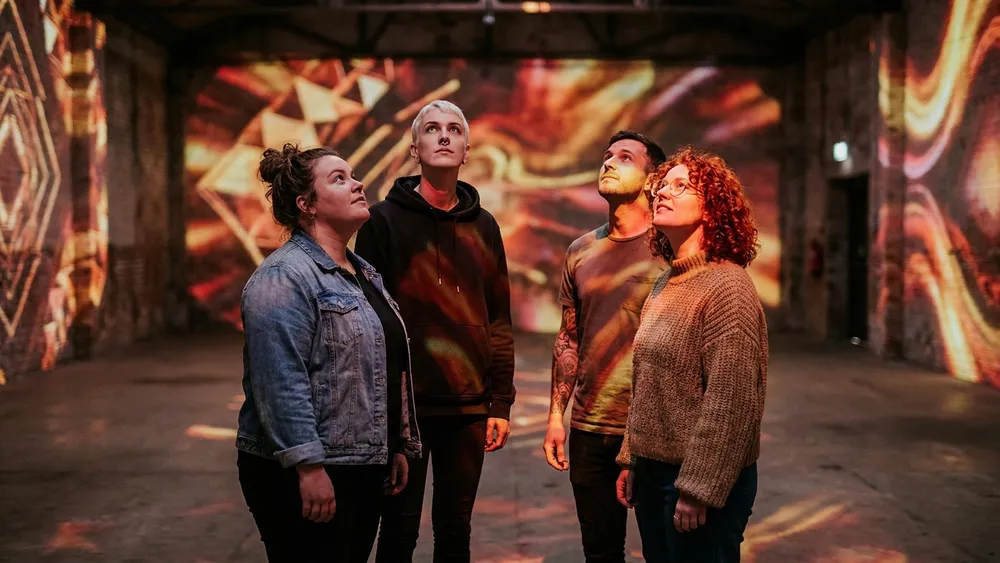 Phoenix des Lumières in Dortmund – Gruppe steht in einer Halle mit digitalen Kunstprojektionen