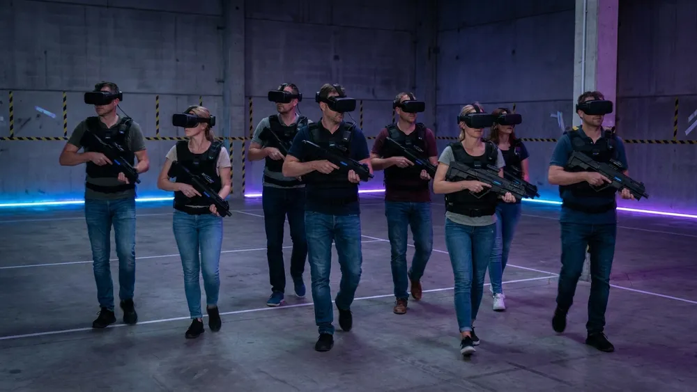 Zero Latency VR in Dortmund – Gruppe mit VR-Brillen und Westen läuft frei durch eine virtuelle Welt