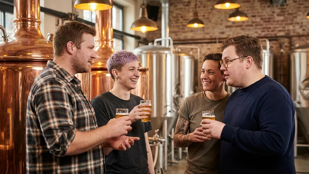 Bergmann Brauerei in Dortmund - Erwachsene bei einer Bierverkostung in der Handwerksbrauerei