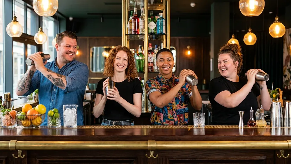 Cocktailkurs in Dortmund - Erwachsene mixen Cocktails an einer Bar unter Anleitung