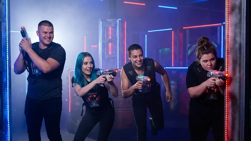 Lasertag bei Dortmund – Team in tactical vests spielt in einer dunklen Neon-Arena