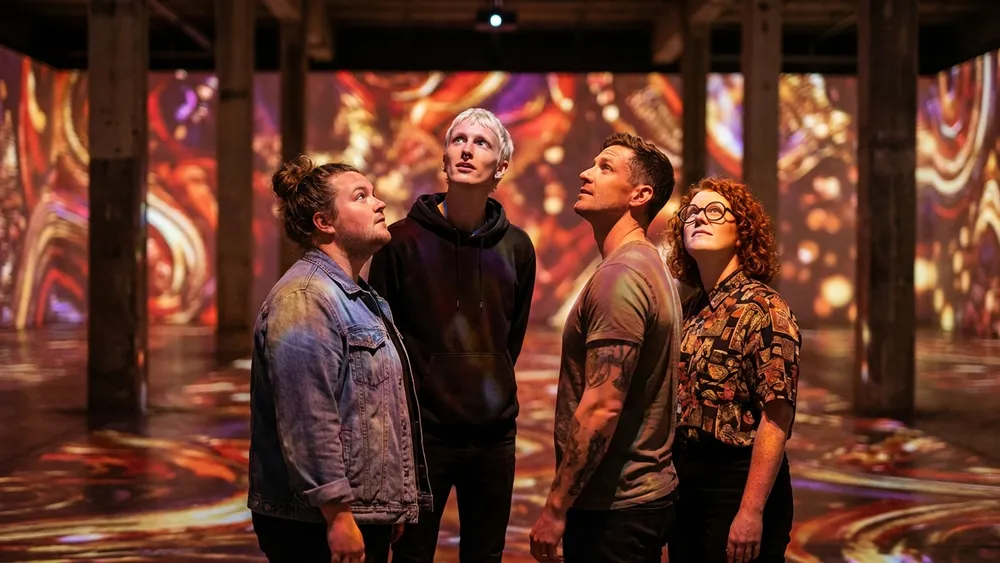 Phönix des Lumières in Dortmund – Team steht in einer Halle mit digitalen Kunstprojektionen auf Phönix-West