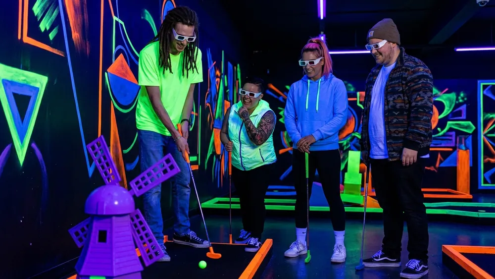 Schwarzlicht Minigolf in Dortmund – Team spielt mit 3D-Brillen Minigolf in leuchtender Neonwelt