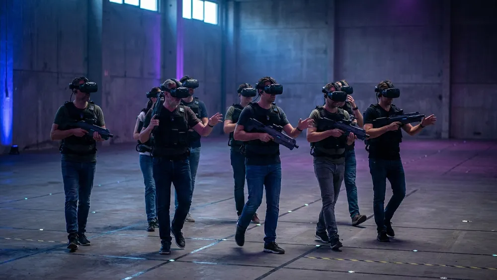 Zero Latency VR in Dortmund – Team mit VR-Brillen und Westen läuft frei durch eine virtuelle Welt