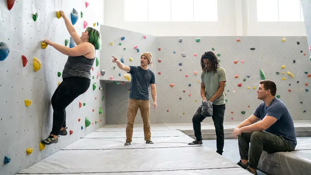 Kletterhalle Bergwerk in Dortmund – Gruppe bouldert gemeinsam an einer bunten Kletterwand