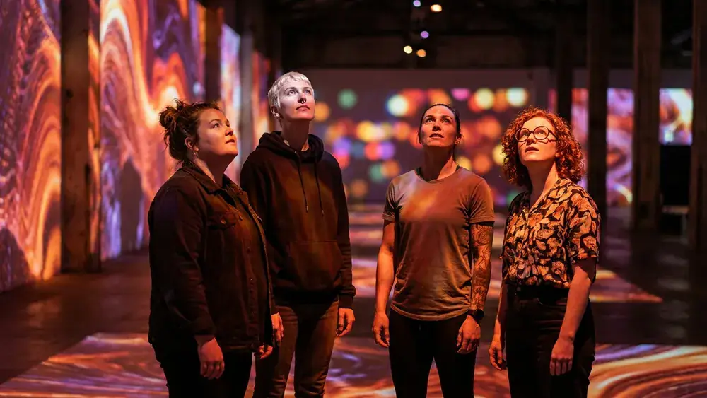 Phoenix des Lumières in Dortmund – Gruppe steht in einer Halle mit digitalen Kunstprojektionen