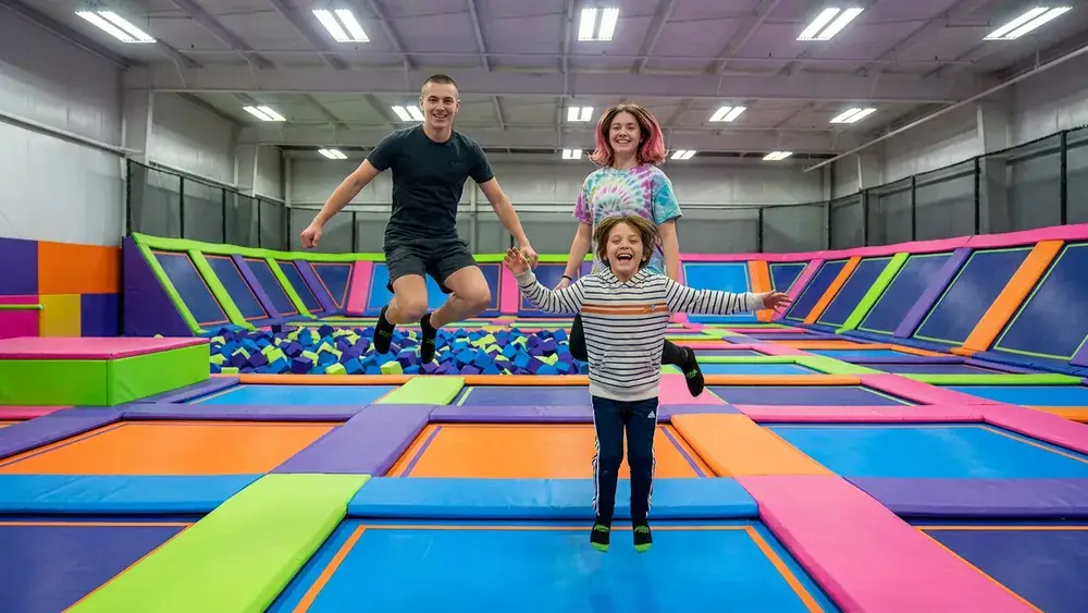 Superfly Dortmund – Kinder und Jugendliche springen auf Trampolinen in einem bunten Indoor-Park