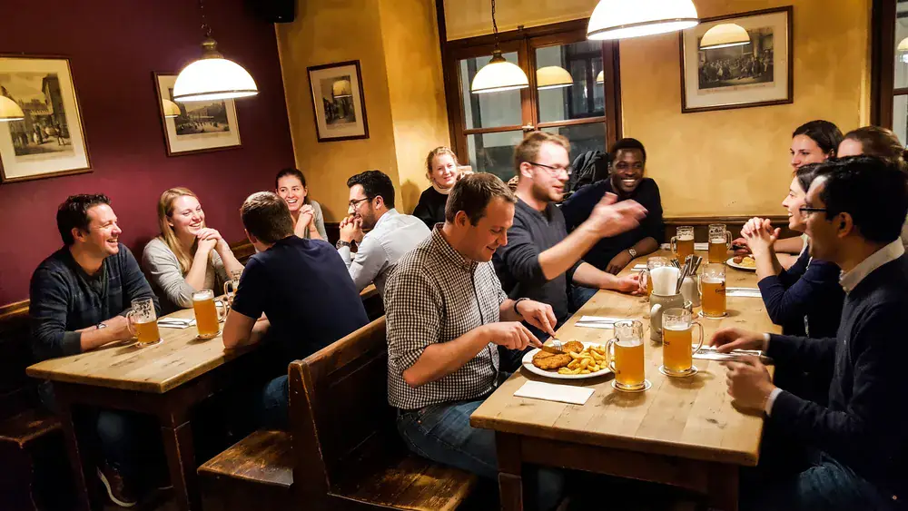 Brauhaus Wenkers in Dortmund – Kollegen trinken Urtrüb an langen Tischen in einem Dortmunder Brauhaus am Alten Markt