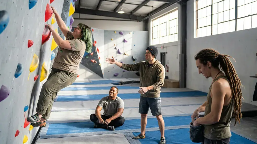 Kletterhalle Bergwerk in Dortmund – Team klettert und bouldert in einer großen Halle in Huckarde