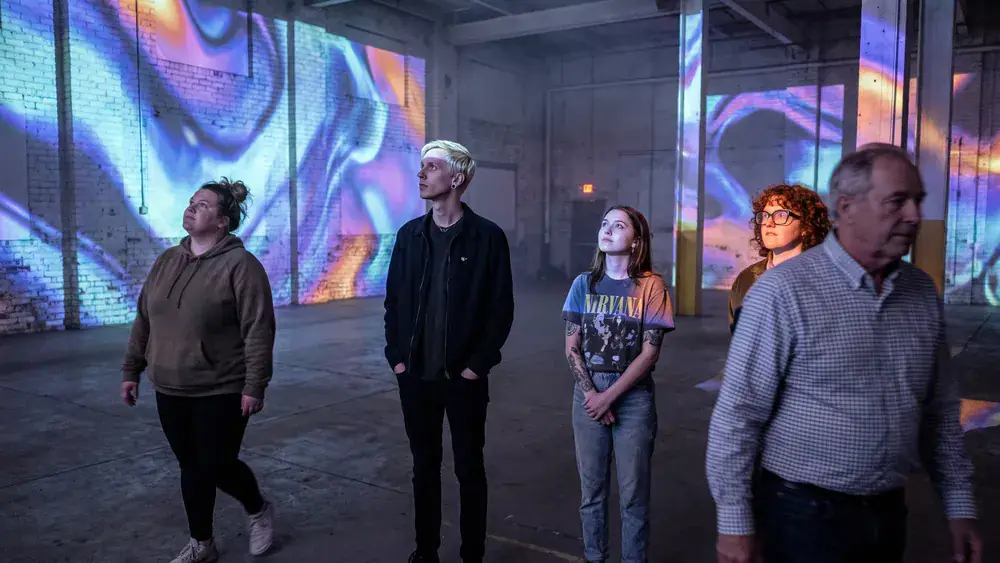 Phoenix des Lumières in Dortmund – Kollegen stehen in einer Halle mit digitalen Kunstprojektionen
