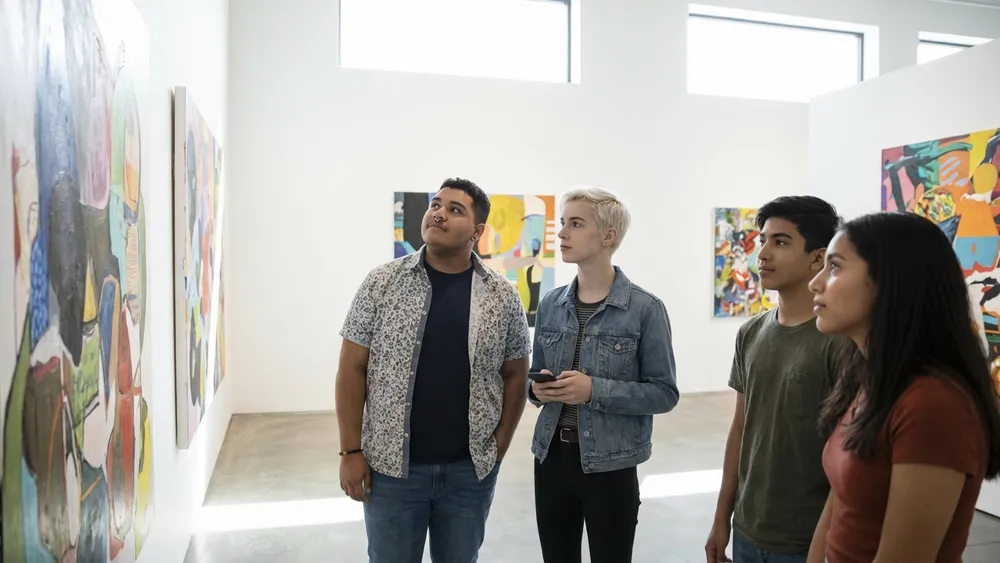 Dortmunder U in Dortmund – Schüler betrachten zeitgenössische Kunst in der hellen Galerie