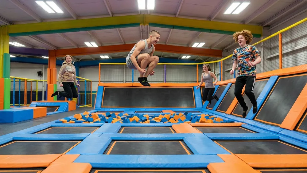 Superfly Trampolinpark in Dortmund – Schüler springen auf Trampolinen in der großen Halle
