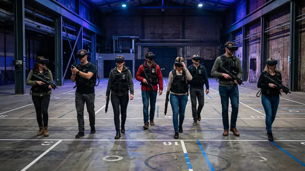 Zero Latency VR in Dortmund – Kollegen mit VR-Brillen und Westen laufen frei durch eine virtuelle Welt