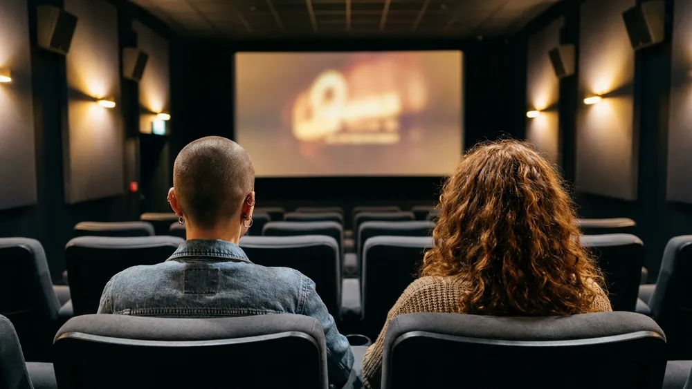 Metropol Kino in Düsseldorf – Zwei Personen sitzen in einem kleinen Programmkino