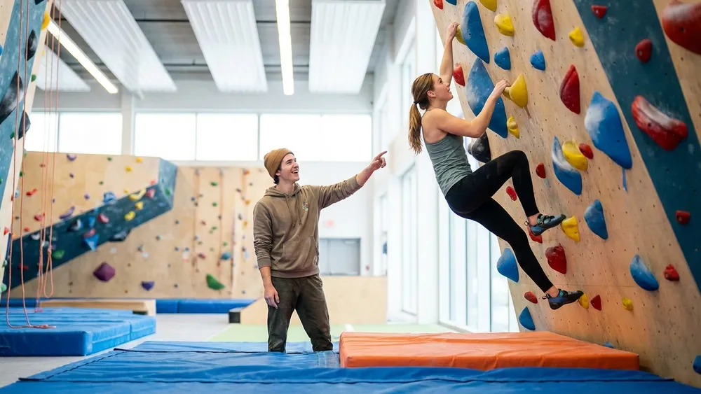 Monkey Spot Boulderhalle in Düsseldorf – zwei Personen klettern an bunten Griffen