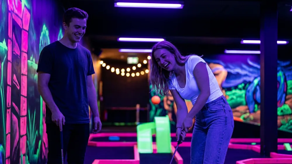 Schwarzlicht Minigolf in Düsseldorf – leuchtende Bahnen im Dunkeln mit 4D-Effekten