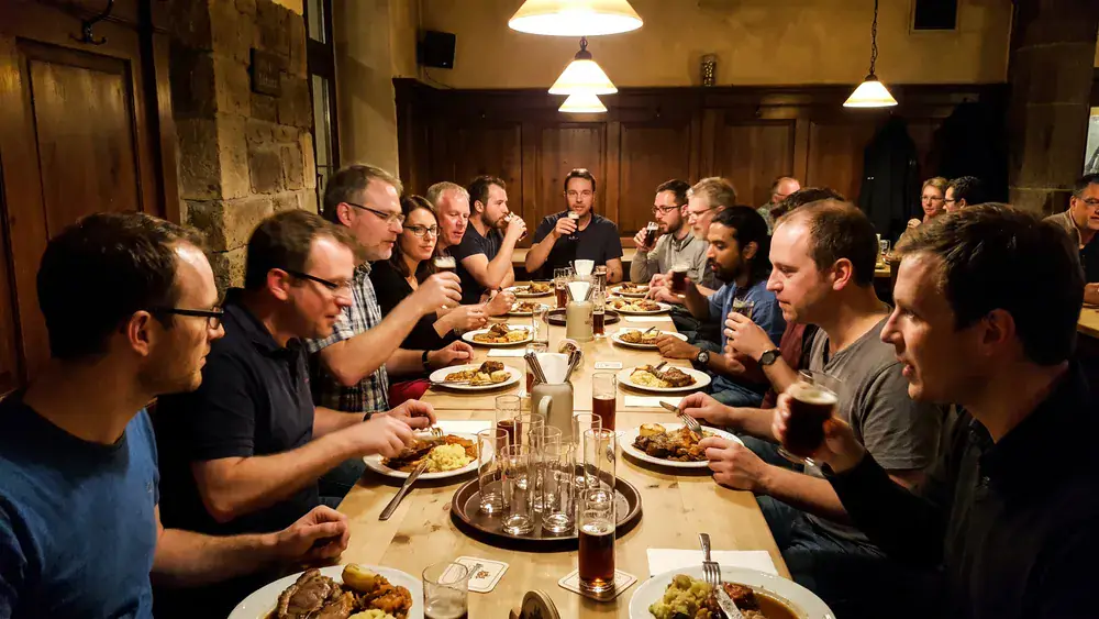 Brauhaus Uerige in Düsseldorf – Kollegen trinken Altbier an langen Tischen in einem traditionellen Brauhaus in der Altstadt