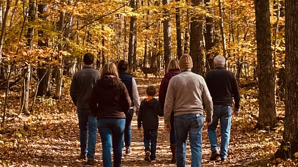 Grafenberger Wald in Düsseldorf – Gruppe spaziert auf einem herbstlichen Waldweg