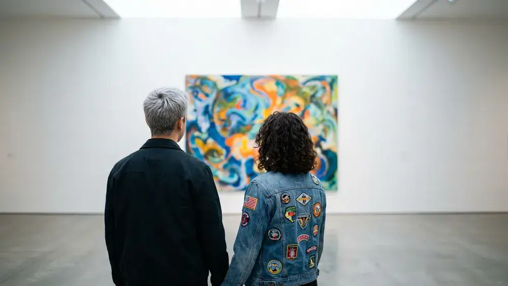 Kunstpalast in Düsseldorf – Zwei Personen betrachten Kunst in der hellen Ausstellungshalle
