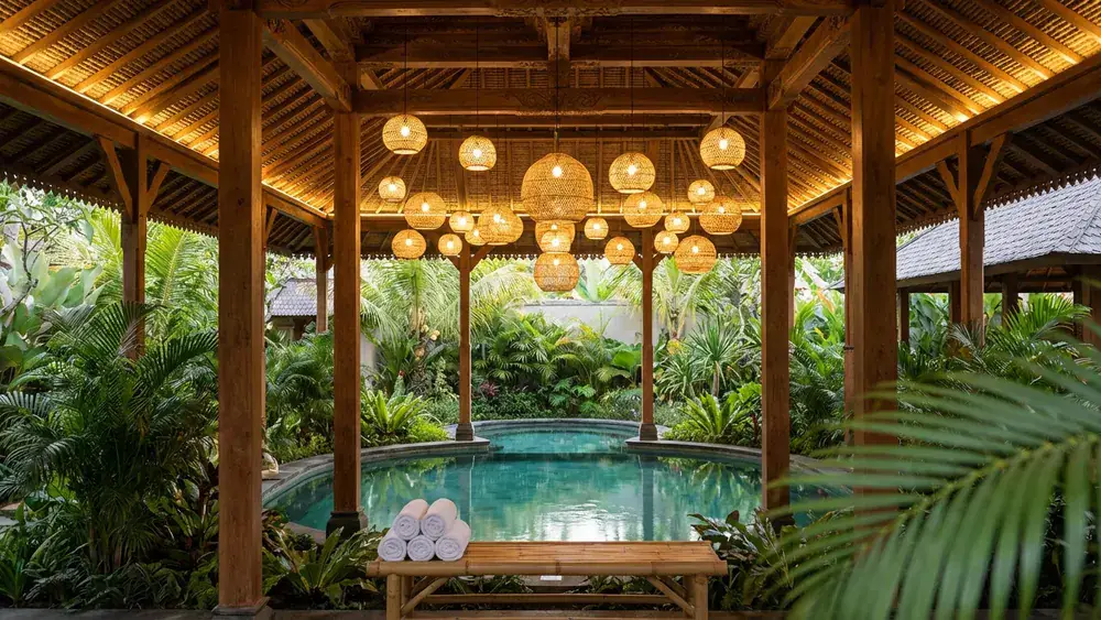 Vabali Spa in Düsseldorf – Balinesische Saunalandschaft mit Holzpavillons und Ruhezonen
