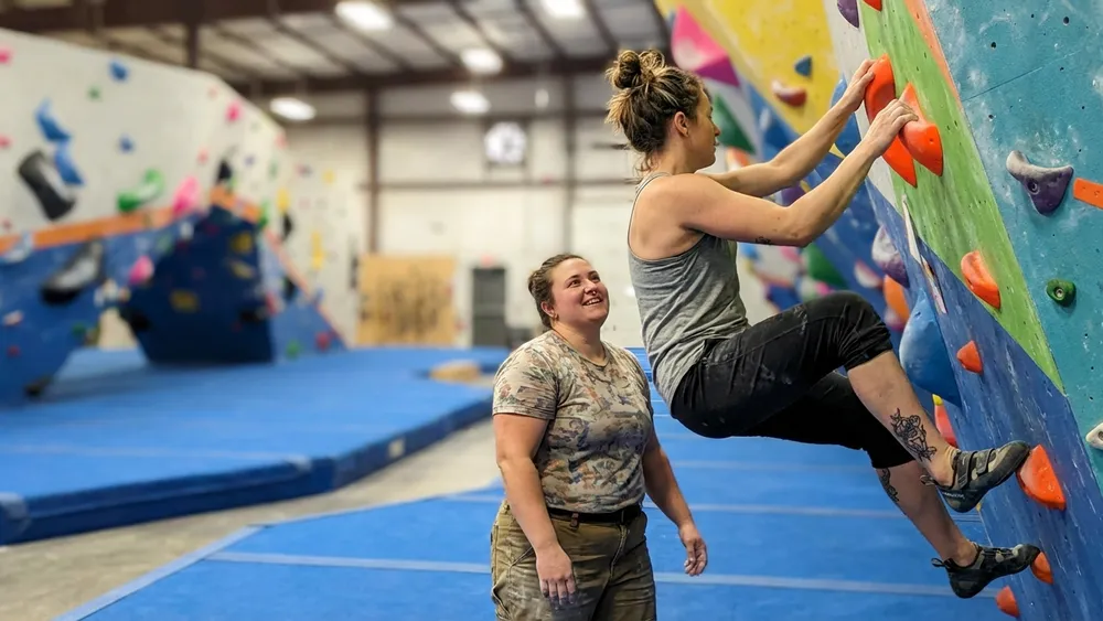 Monkey Spot Boulderhalle in Düsseldorf – Team bouldert an bunten Griffen in Heerdt