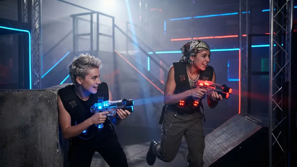 Lasertag in Düsseldorf – Team in tactical vests spielt in einer dunklen Neon-Arena in Bilk