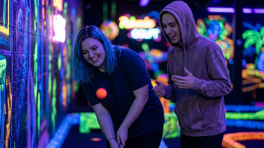 Schwarzlicht Minigolf in Düsseldorf – Team spielt Minigolf in leuchtender 3D-Neonwelt in Gerresheim
