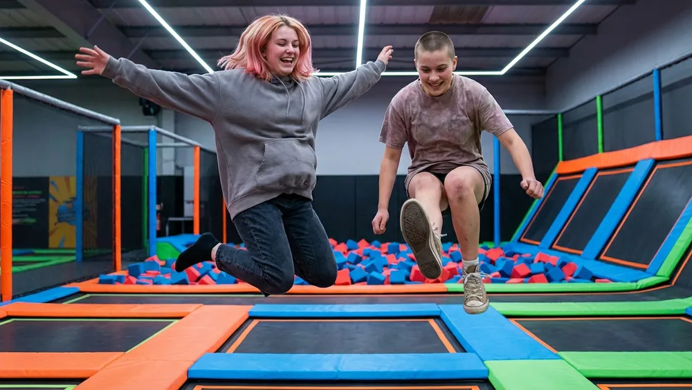 Superfly Trampolinpark in Düsseldorf – Team springt auf großer Trampolinfläche und absolviert Ninja-Parcours in Benrath
