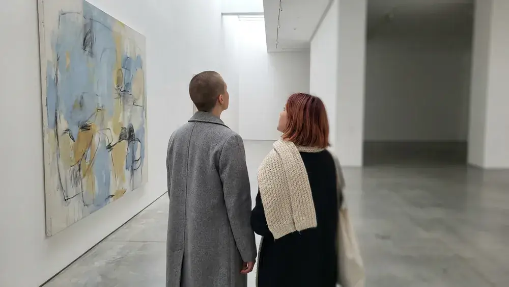 K20 Kunstsammlung NRW in Düsseldorf – Zwei Personen betrachten Kunst in der hellen Museumsgalerie