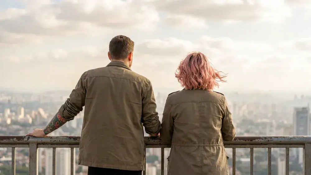 Rheinturm in Düsseldorf – Zwei Personen genießen den Panoramablick von der Aussichtsplattform