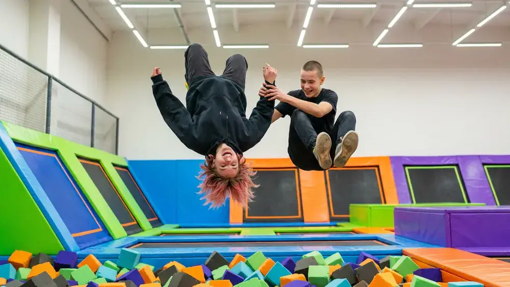 Superfly Trampolinpark in Düsseldorf – Zwei Personen springen auf Trampolinen