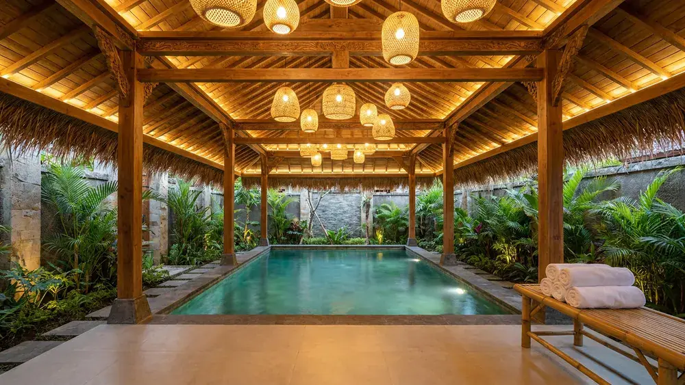 Vabali Spa in Düsseldorf – Balinesische Saunalandschaft mit Holzpavillons und Ruhezonen
