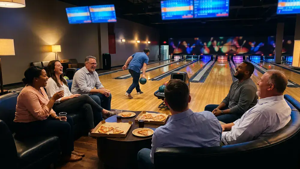 Bowling in Düsseldorf – Team spielt und jubelt an einer Bahn im Bowling Planet in Flingern