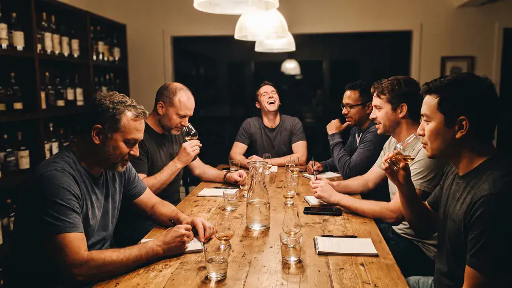 Whisky-Tasting in Düsseldorf – Kollegen verkosten Whisky aus Nosing-Gläsern am Tisch
