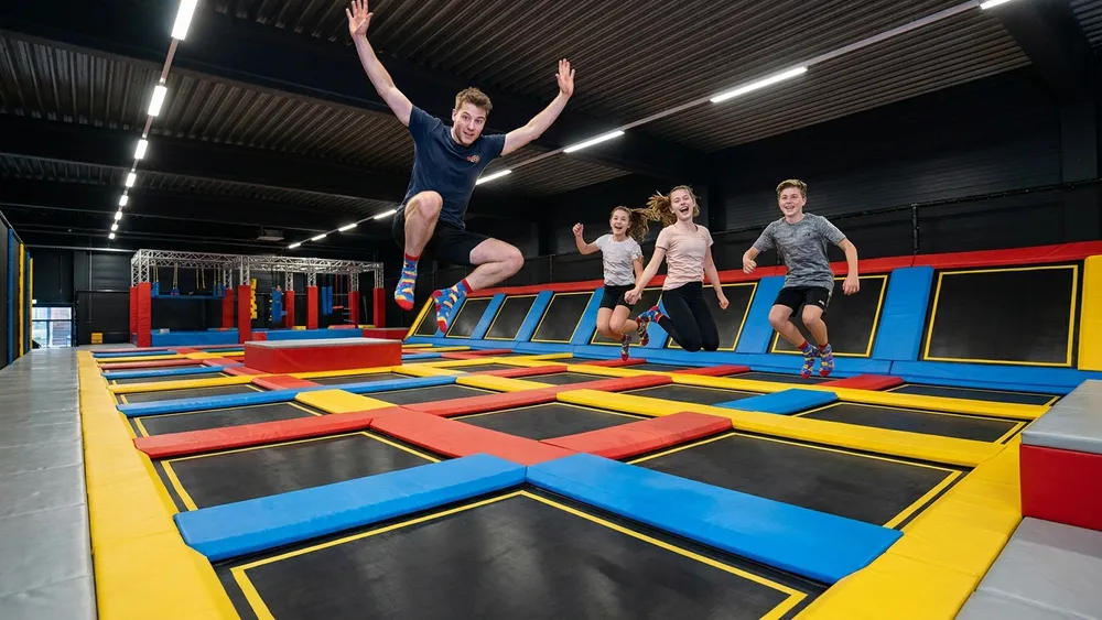 SPRUNG.RAUM Hamburg – Familie springt gleichzeitig auf einem großen Trampolinfeld