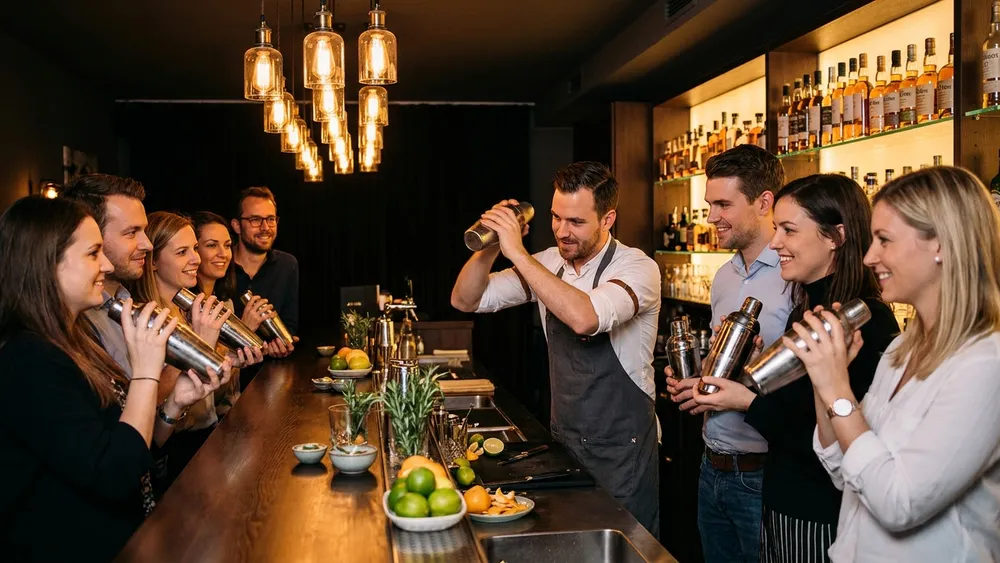 Cocktailkurs in Hamburg – Team mixt Cocktails an einer beleuchteten Bar bei The Rabbithole in Hammerbrook