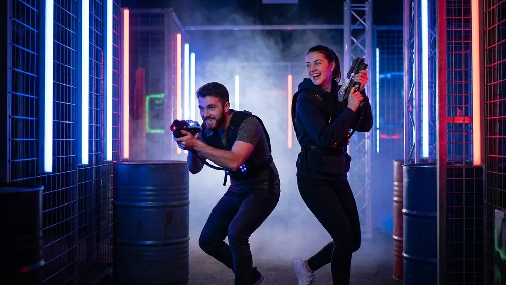 Lasertag in Hamburg – Team in tactical vests spielt in einer dunklen Neon-Arena nahe der Sportallee