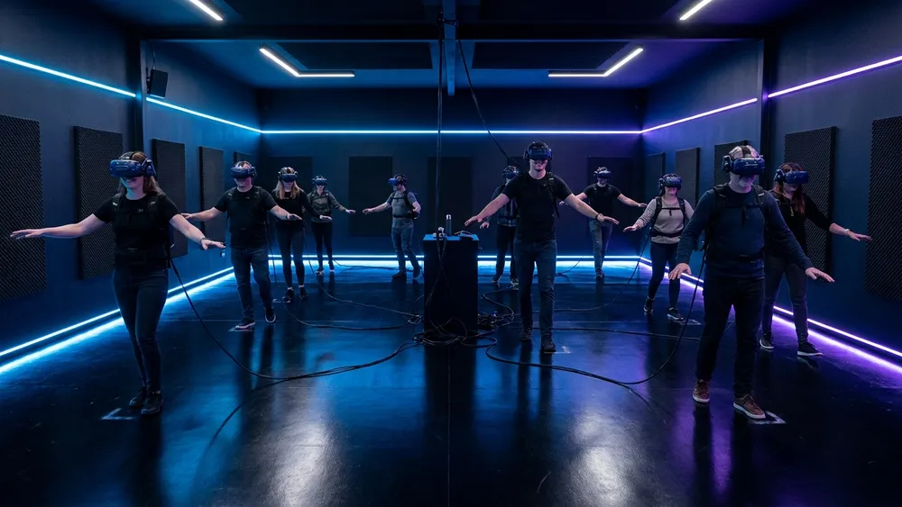 YULLBE Wunderland VR in Hamburg – Team mit VR-Brillen erkundet eine virtuelle Welt in der Speicherstadt